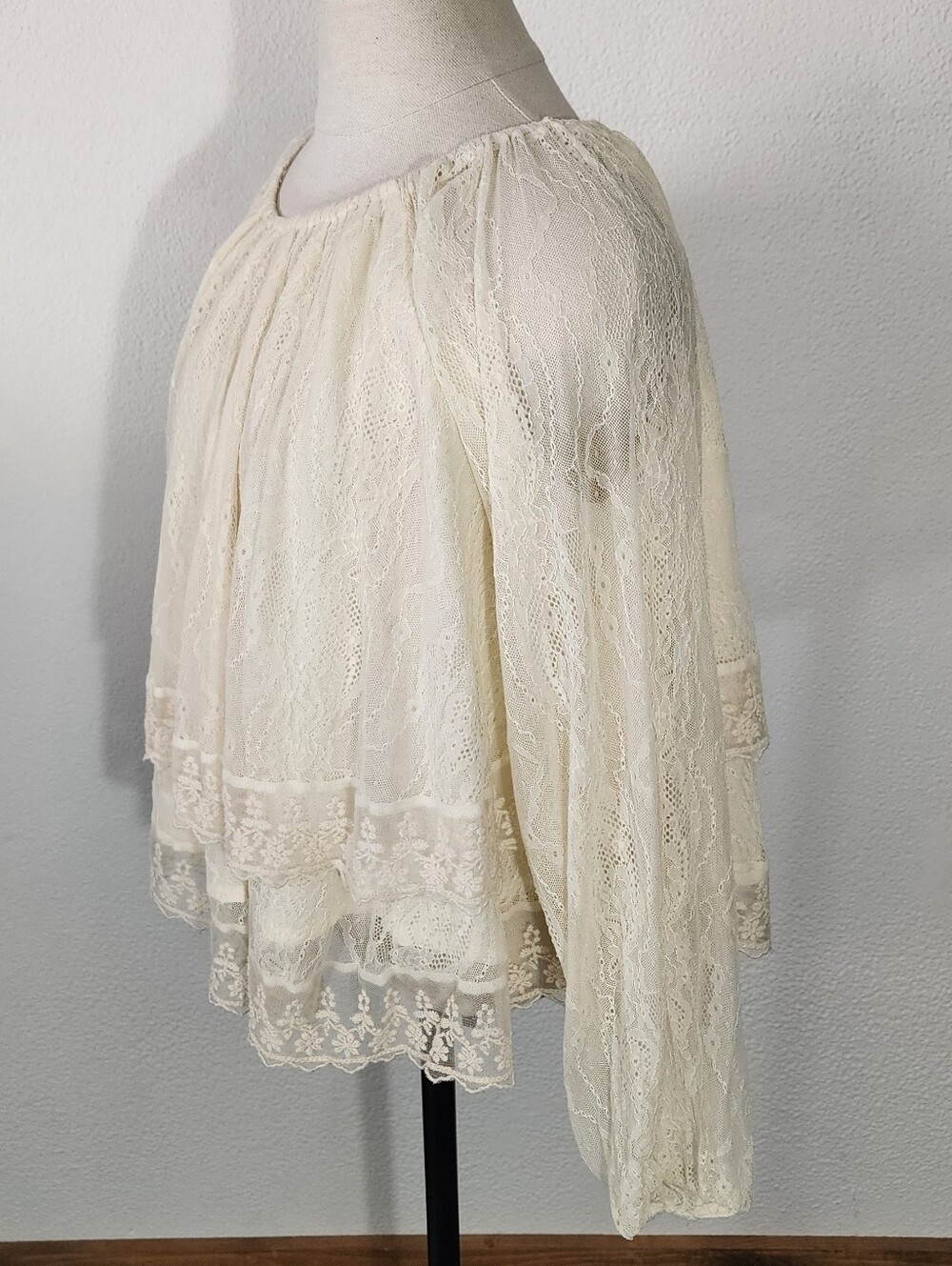 Masseys Top Tiered Lace Peasant Blouse Cream Size M - Picture 6 of 12